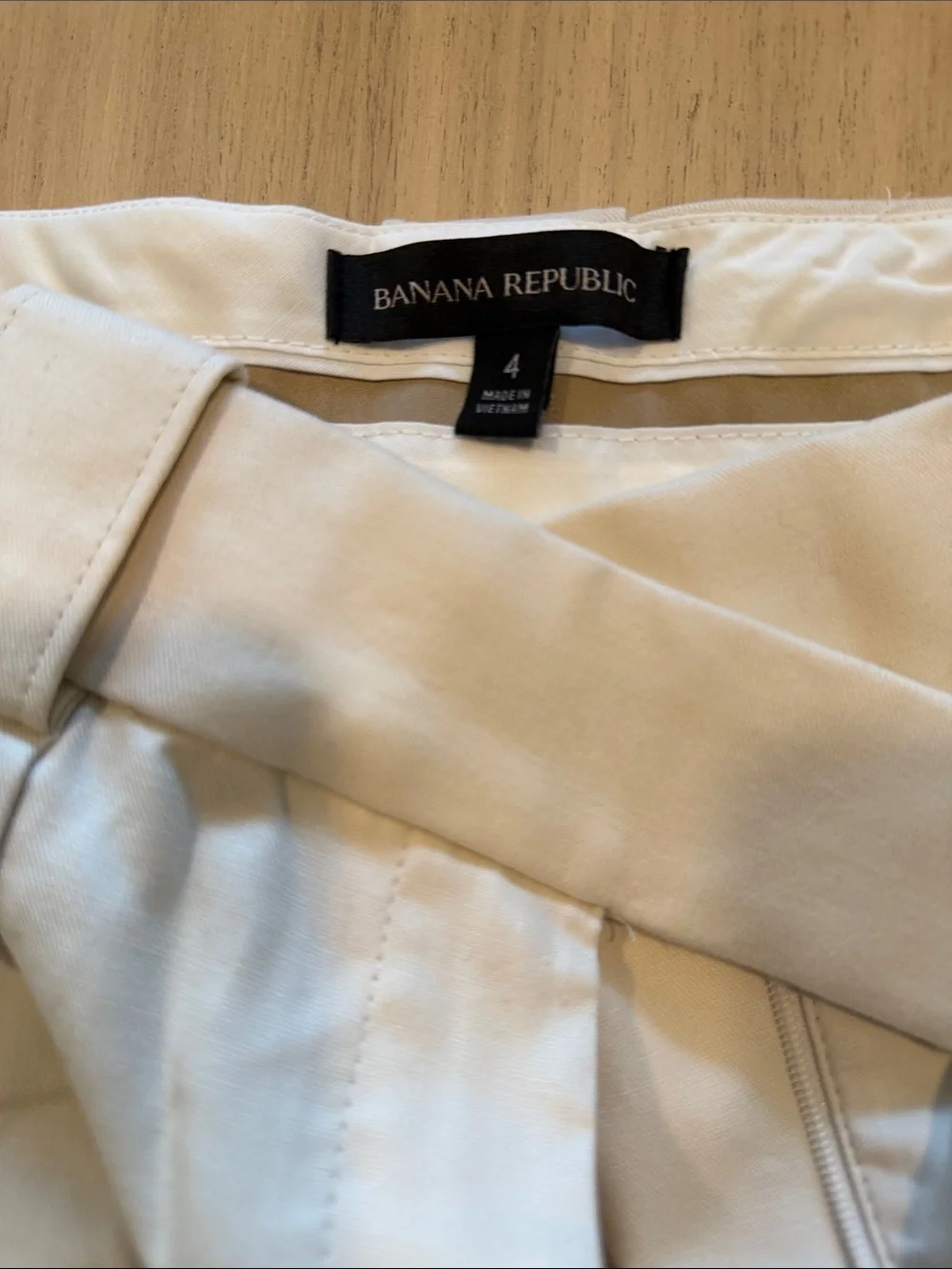 Banana Republic High Rise Pleated Tailored Shorts Ivory NWOT Size 4